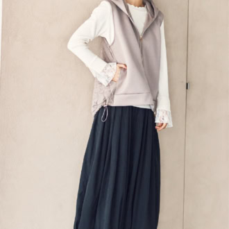 ベスト¥1,639（シーズン リーズン バイ リン アンド レッド）、パンツ、中に着たトップス、靴（すべて参考商品／しまむら）
