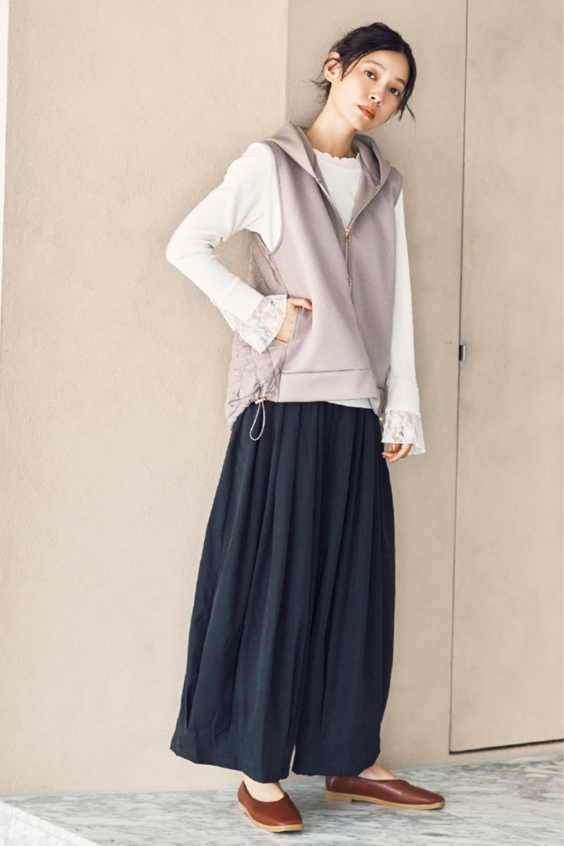 ベスト¥1,639（シーズン リーズン バイ リン アンド レッド）、パンツ、中に着たトップス、靴（すべて参考商品／しまむら）