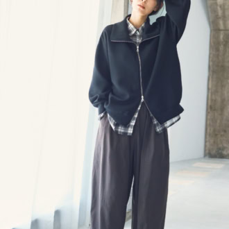 ダブルジップトップス¥2,189（シーズン リーズン バイ リン アンド レッド）、パンツ、中に着たシャツ、靴（すべて参考商品／しまむら）