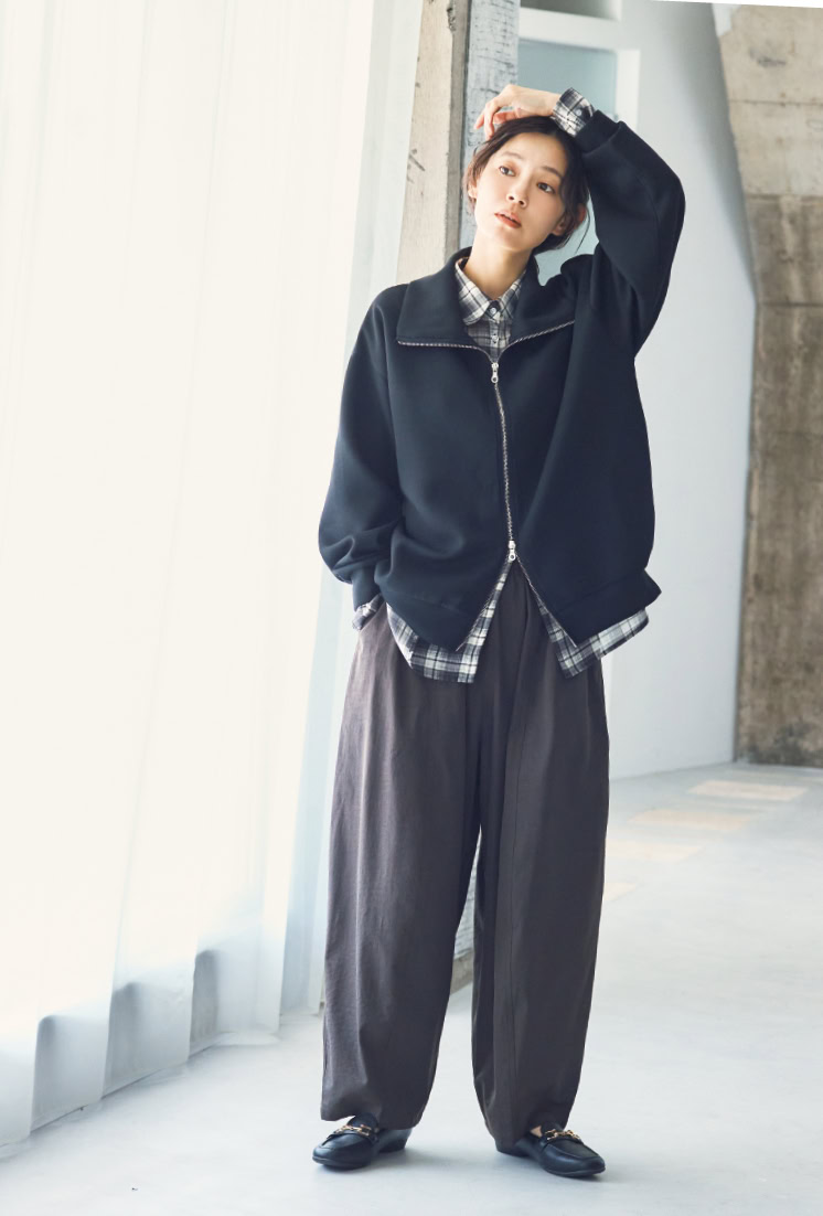ダブルジップトップス¥2,189(シーズン リーズン バイ リン アンド レッド)、パンツ、中に着たシャツ、靴(すべて参考商品/しまむら)