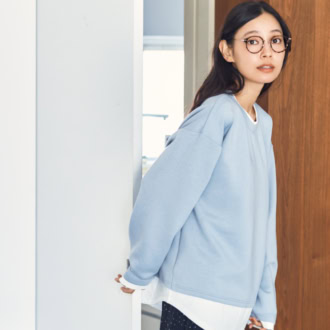 プルオーバー¥1,089（シーズン リーズン バイ リン アンド レッド）、パンツ、メガネ（ともに参考商品／しまむら）
