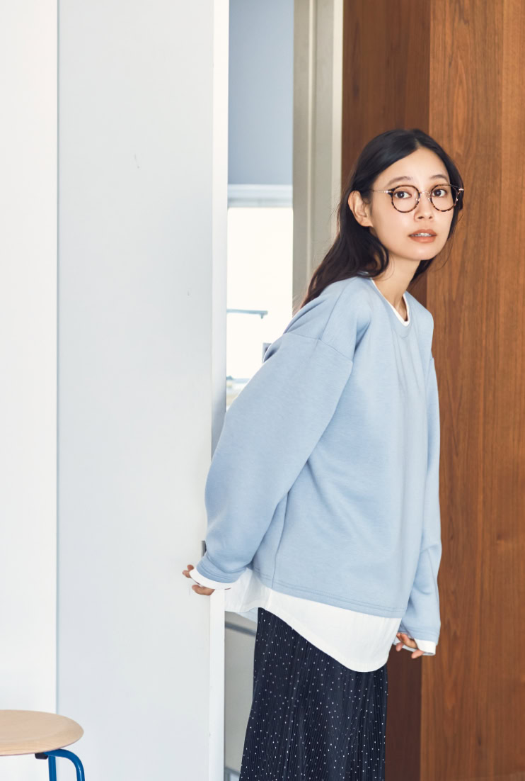 プルオーバー¥1,089（シーズン リーズン バイ リン アンド レッド）、パンツ、メガネ（ともに参考商品／しまむら）