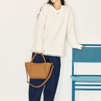プルオーバー¥1,089（シーズン リーズン バイ リン アンド レッド）、デニムパンツ、アクセサリー、ソックス、バッグ、靴（すべて参考商品／しまむら）
