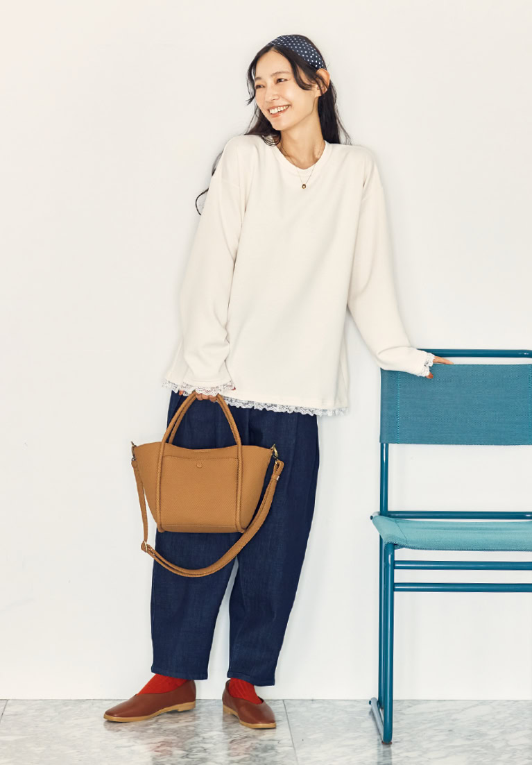 プルオーバー¥1,089（シーズン リーズン バイ リン アンド レッド）、デニムパンツ、アクセサリー、ソックス、バッグ、靴（すべて参考商品／しまむら）