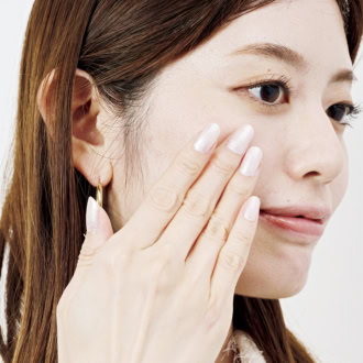 指でもツールでも、肌と一体化するようにフィット。