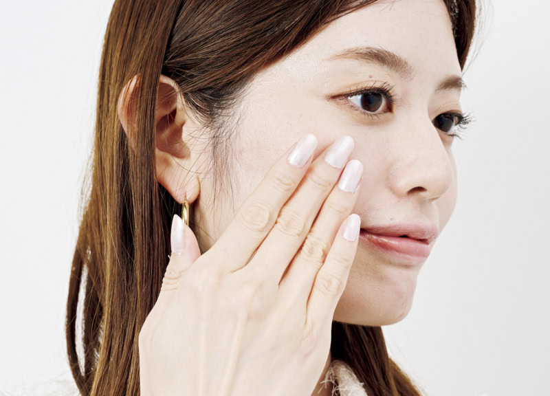 指でもツールでも、肌と一体化するようにフィット。