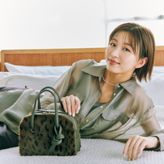 ファーとレオパードのコンビネーションが愛らしさたっぷり。モダンでシックなエッセンスが装いに今年っぽさと洒落感をプラス。別注ファーレオパードバッグ[H17.5×W21×D6]￥44,000（ヴァジック／トゥモローランド）　シアーシャツ￥34,690（リイ／ハナ ショールーム）　タンクトップ￥9,900（ナイスナイスモーメント／MIC）　パンツ￥43,560（テラ／ティースクエア プレスルーム）　チョーカー￥52,800、ストーンペンダントトップ￥9,900（ともにプラウ）