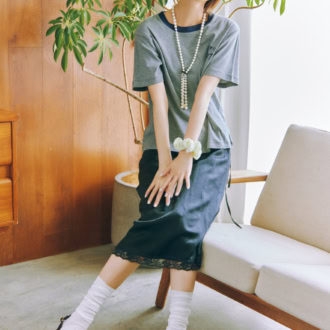 Tシャツやキャップなどカジュアルな装いにこそメリージェーンで甘さをひとさじ。メリージェーン[H1.5]￥9,900（チャールズ&キース／チャールズ＆キース ジャパン）　グレーリンガーTシャツ￥6,930（アウトドアプロダクツ ユージュアル シングス／アウトドアプロダクツ ユージュアル シングス 中目黒）　レーススカート￥11,000（ジウノン／アンティローザ）　ネックレス￥44,000（モスキート／シップス インフォメーションセンター）　シュシュ￥2,530（アネモネヘアー／サンポークリエイト）　キャップ￥12,100（レンジ オブ ライト／ロンハーマン）　ソックス￥1,870（タビオ）