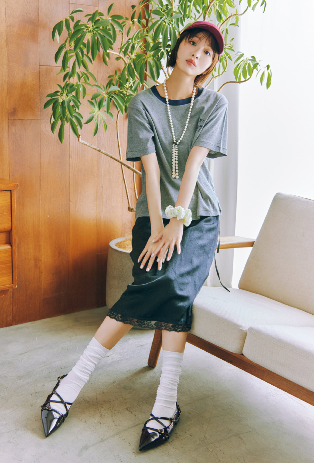 Tシャツやキャップなどカジュアルな装いにこそメリージェーンで甘さをひとさじ。メリージェーン[H1.5]￥9,900（チャールズ&キース／チャールズ＆キース ジャパン）　グレーリンガーTシャツ￥6,930（アウトドアプロダクツ ユージュアル シングス／アウトドアプロダクツ ユージュアル シングス 中目黒）　レーススカート￥11,000（ジウノン／アンティローザ）　ネックレス￥44,000（モスキート／シップス インフォメーションセンター）　シュシュ￥2,530（アネモネヘアー／サンポークリエイト）　キャップ￥12,100（レンジ オブ ライト／ロンハーマン）　ソックス￥1,870（タビオ）