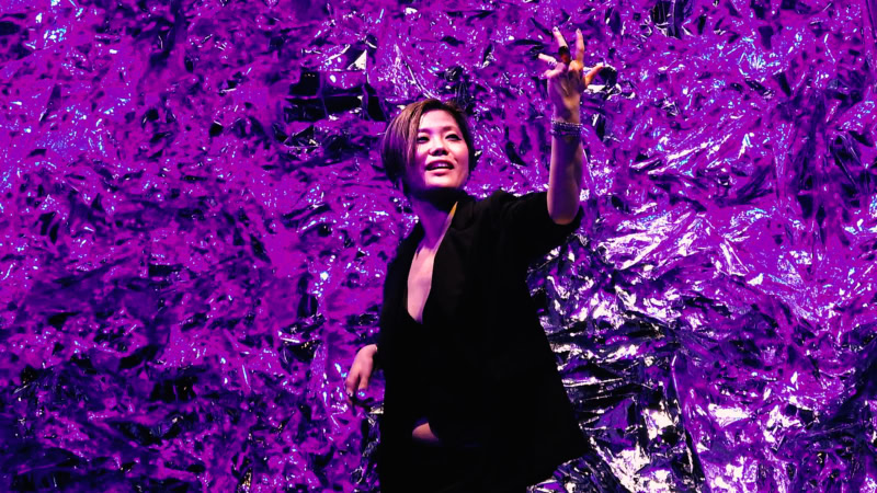 ジュンコエモト　『真夜中に寂しくなったときに観たい演劇』via Tokyo Metropolitan Theatre　©Wakana Hikino