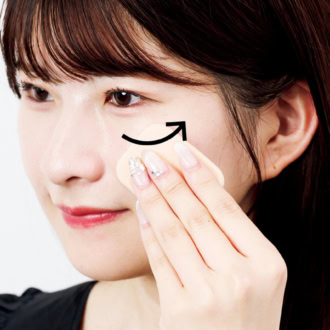 頰の中央に広げ、グラデをつけながら外側へぼかす。