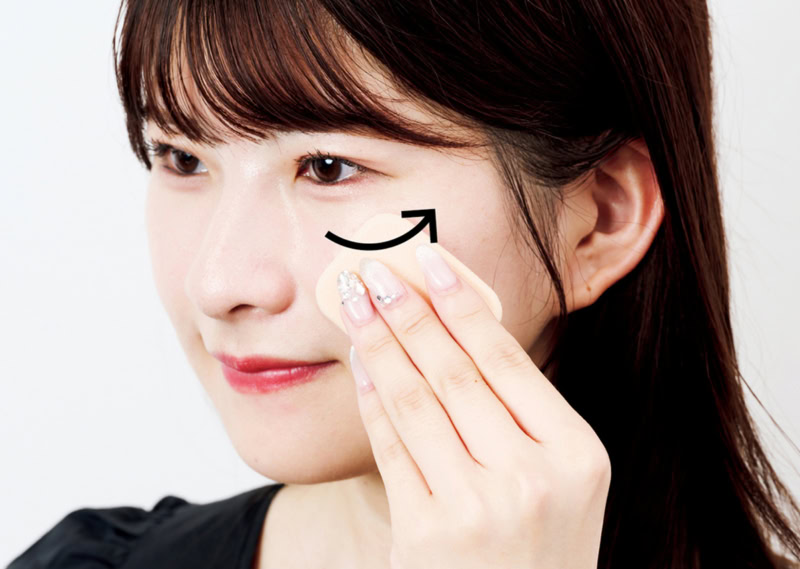頰の中央に広げ、グラデをつけながら外側へぼかす。