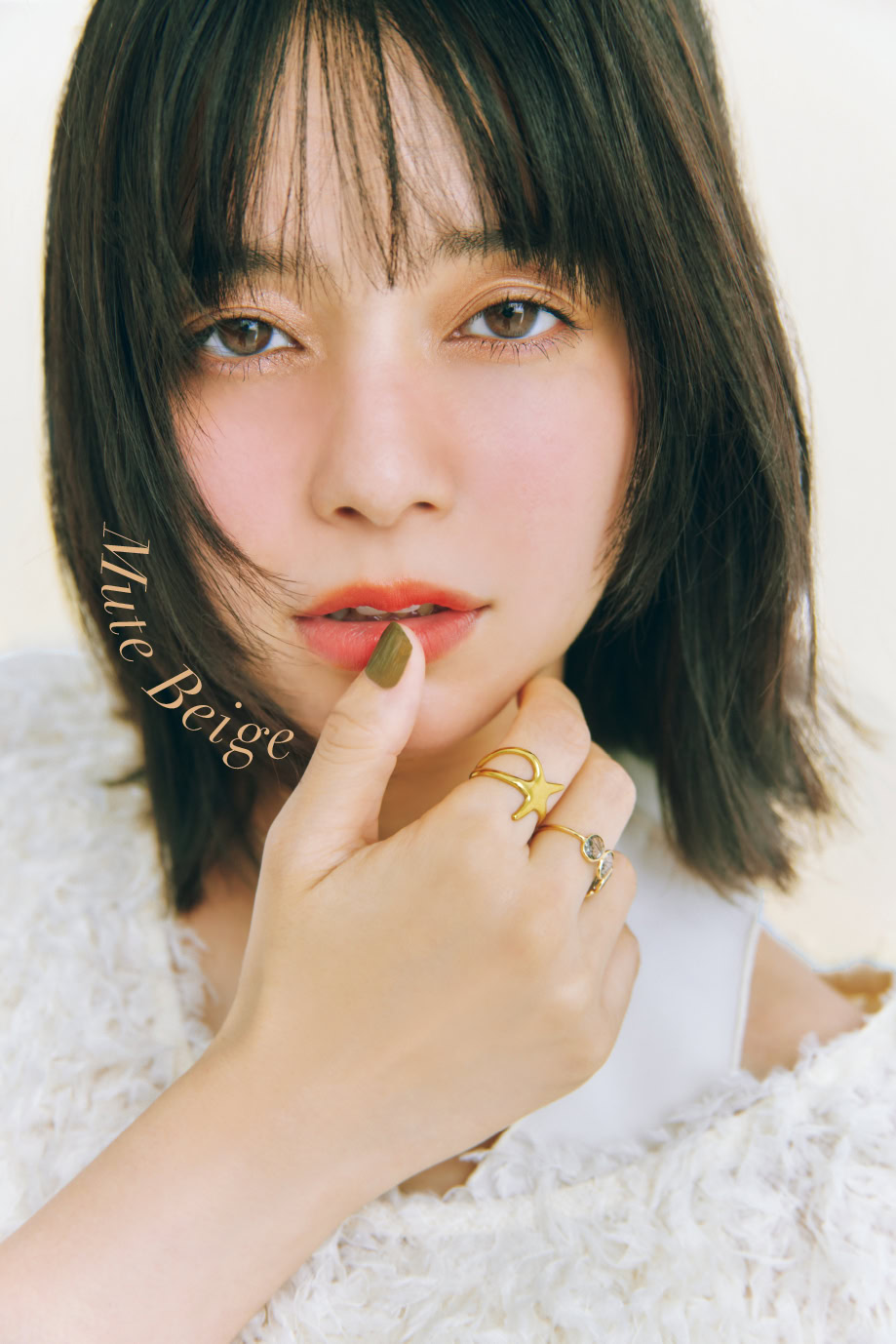 さりげなく目力がほしいなら？「ミュートベージュ」のアイシャドウ！　モデル＝岸本セシル