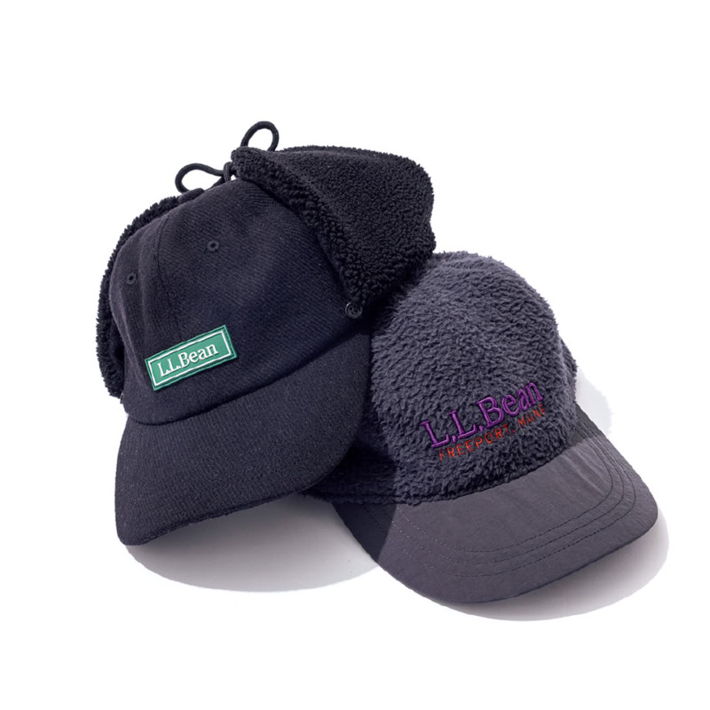 ボリュームのあるボアフリース素材。キャップ(右)¥5,500、フラップが着脱可能な2WAY。キャップ(左)¥6,600