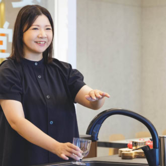 東日本の支店や流通店・販売店などに出向くことが多い結束さんは出張も多いそう。「お客さまに実際にお会いして商品の説明やサポートをしています。商品知識がないと成り立たないので、日々勉強をしています」