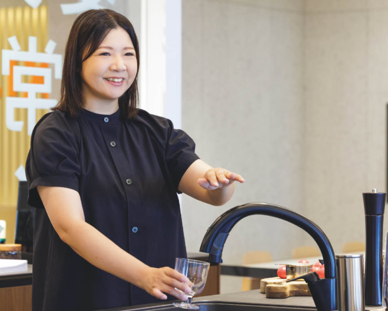 東日本の支店や流通店・販売店などに出向くことが多い結束さんは出張も多いそう。「お客さまに実際にお会いして商品の説明やサポートをしています。商品知識がないと成り立たないので、日々勉強をしています」
