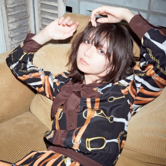 【齋藤飛鳥】アンニュイな表情に熱視線！ ヴィンテージライクなGUCCIのプレフォールコレクション