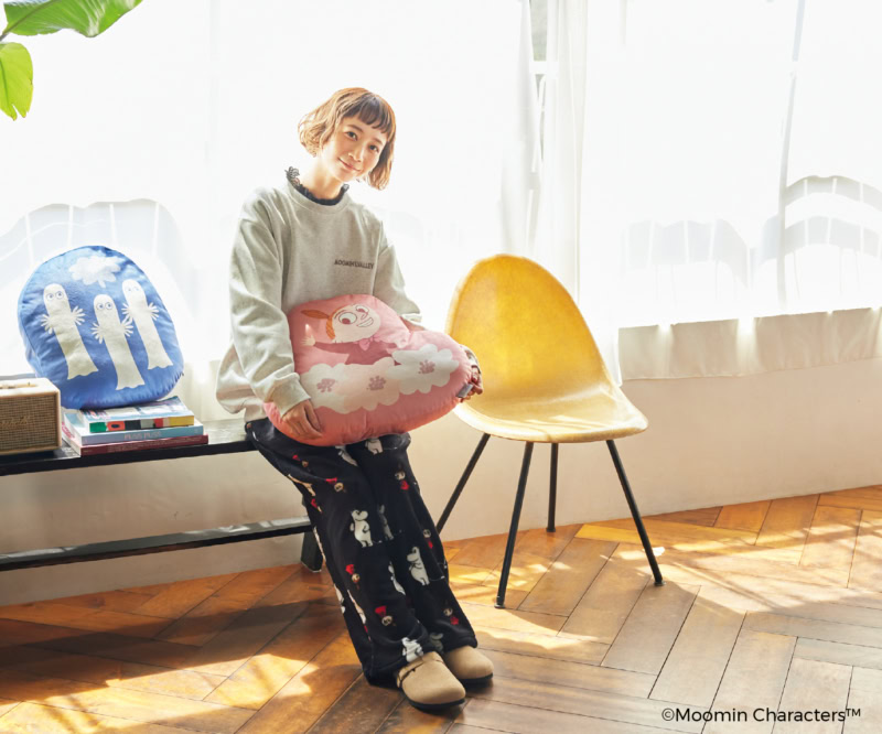 プルオーバー¥1,639、フリースパンツ¥1,639、クッション各¥1,639(すべてシーズン リーズン バイ リン アンド レッド/しまむら)