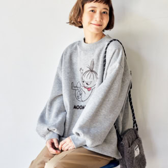 プルオーバー¥1,639、バッグ¥2,739(ともにシーズン リーズン バイ リン アンド レッド/しまむら)