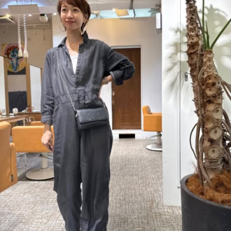 【30代スナップ】デニムオールインワンは「白」を効かせる！大人の秋コーデ格上げ術