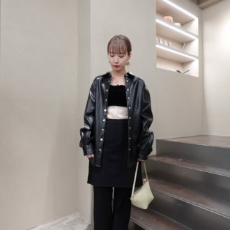 【30代スナップ】黒多めでも重く見えない！シアー素材とヘアアレで魅せる秋のパンツコーデ