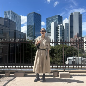 【30代スナップ】 ユーズドのワンピを1枚で。黒小物で重厚感を演出した秋のレディスタイル
