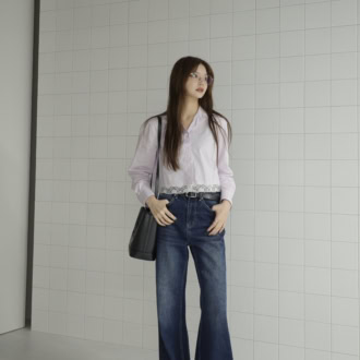 【30代スナップ】カラーシャツの投入で華やかに♡ “いつも”のデニムをキレイめにスタイリング