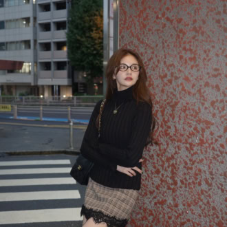【30代スナップ】ZARAのチェック柄スカートでクラシカルに。黒アイテムとの合わせで洗練度を上昇！