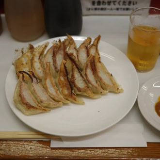 「赤萬」の餃子