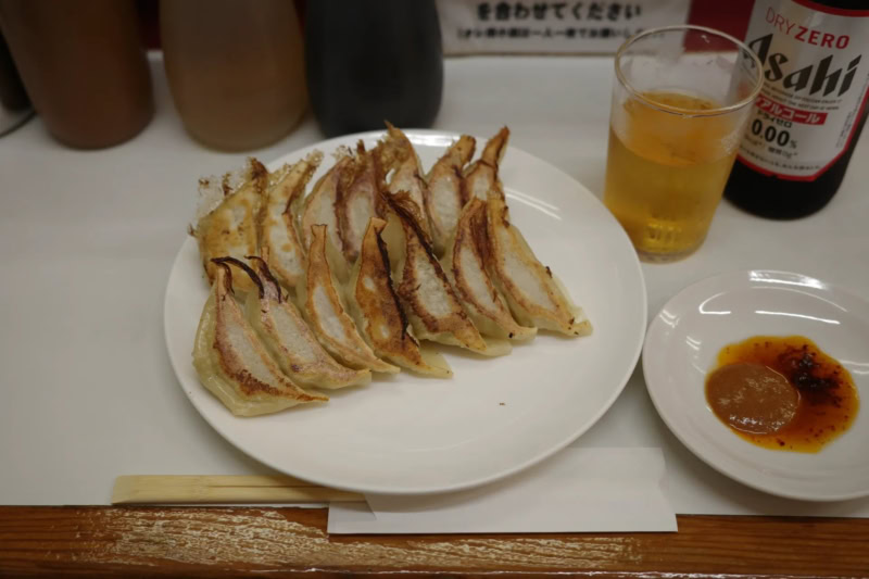 「赤萬」の餃子