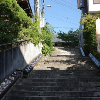 温泉寺に続く階段