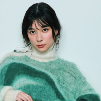 芳根京子が着こなす旬ニット｜インタビュー「選択肢が増えて楽しい」