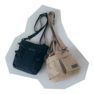 （左から）ショルダーバッグ［H26×W21×D7］¥7,700、巾着型ショルダーバッグ［H30×W24×D16］¥8,250（ともにワイルドシングス／アリガインターナショナル）